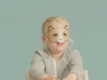 Video: V šokujúcej reklame dali do rúk dievčatok sexuálne hračky
