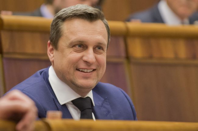 Grémium sa dohodlo na spôsobe kontroly podozrivých listov pre poslancov