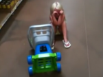 Video: Dievčatko urobilo v supermarkete scénu. Takáto bola reakcia rodičov
