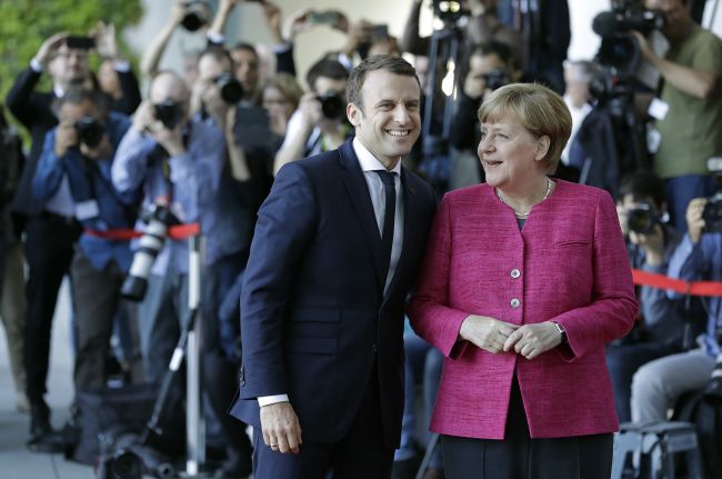Nový francúzsky prezident rokuje s nemeckou kancelárkou v Berlíne