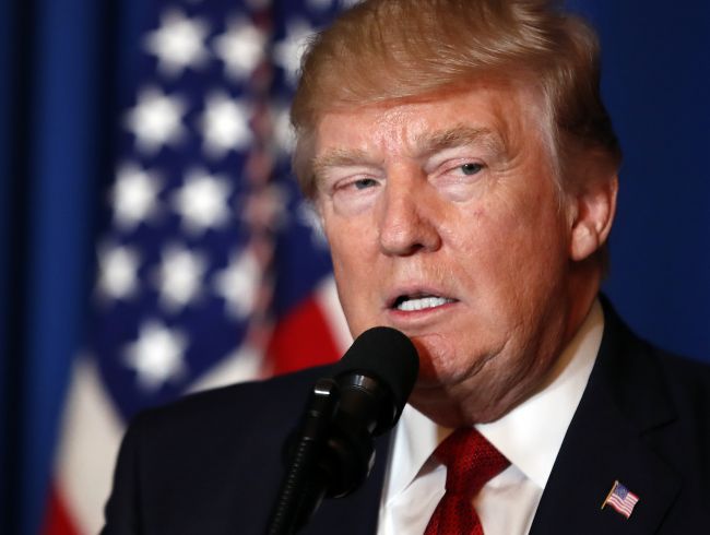 Trumpa obviňujú z vyzradenia tajných informácií ruským diplomatom
