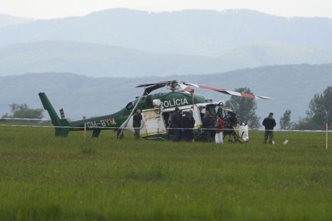 Jedného z pilotov z havarovaného vrtuľníka previezli na úrazovú chirurgiu