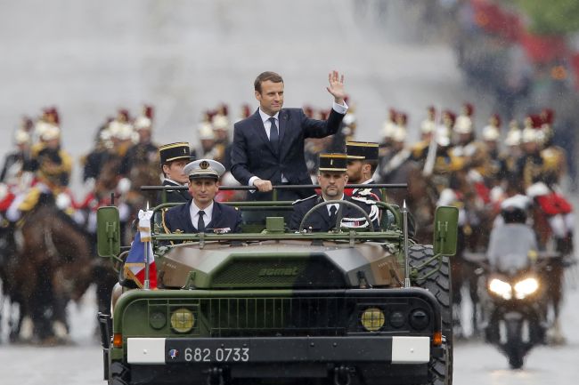 Macron oznámi zloženie vlády neskôr, ministrov musia preveriť
