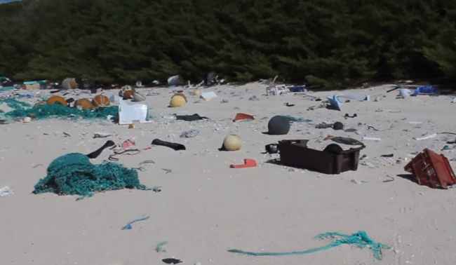Video: Na neobývanom odľahlom ostrove v Tichom oceáne je 18 ton plastového odpadu
