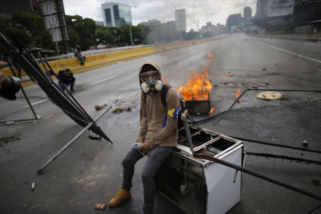 Počet obetí demonštrácií vo Venezuele stúpol na najmenej 42
