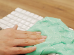 Video: Vyrobte si hmotu na čistenie klávesnice od prachu a nečistôt aj doma