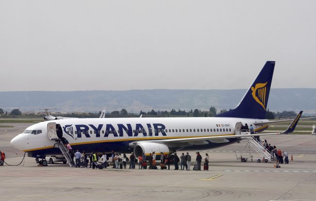 Let Ryanairu presmerovali do Rakúska, neskrotného pasažiera odviedla polícia