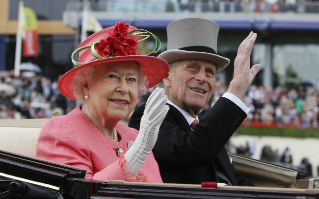 Kráľovná Alžbeta dovolila princovi Harrymu, aby požiadal Meghan Markleovú o ruku