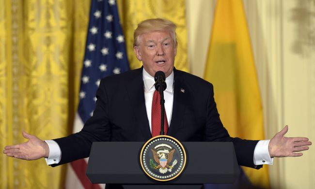 Trump: Vyšetrovanie stykov s Ruskom veľmi ubližuje USA