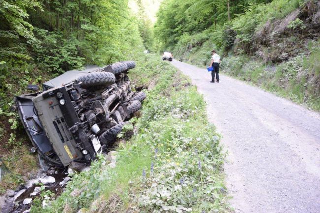 Po nehode vojenskej Tatry je naďalej hospitalizovaných deväť vojakov