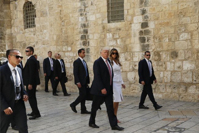 Trump sa pomodlil pri jeruzalemskom Múre nárekov