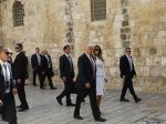 Trump sa pomodlil pri jeruzalemskom Múre nárekov