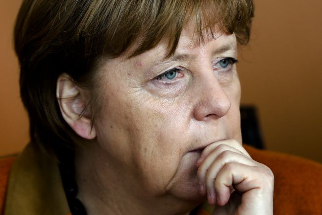 Podľa Merkelovej je euro príliš slabé, dôvodom je politika ECB