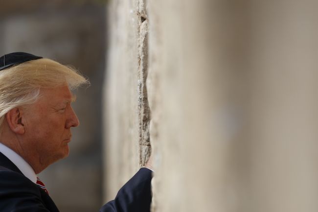 Trump predstaví svoju mierovú víziu pre Blízky východ a stretne sa s Abbásom
