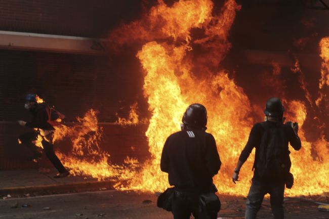 Venezuela: Počas protestov zahynul ďalší človek, podpálili aj Chávezov dom