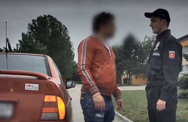 Video: Pri prenasledovaní hľadaného muža museli policajti strieľať