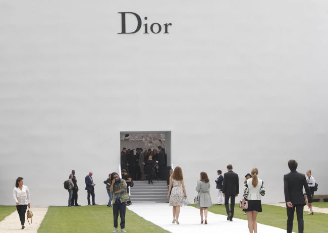 Francúzsky miliardár B. Arnault dostal zelenú na prevzatie značky Christian Dior