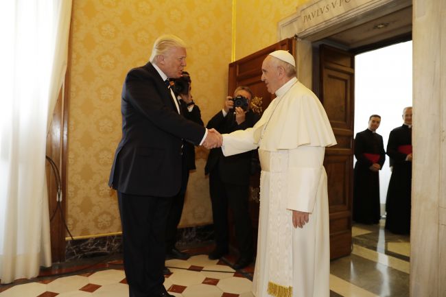 Donald Trump sa stretol vo Vatikáne s pápežom