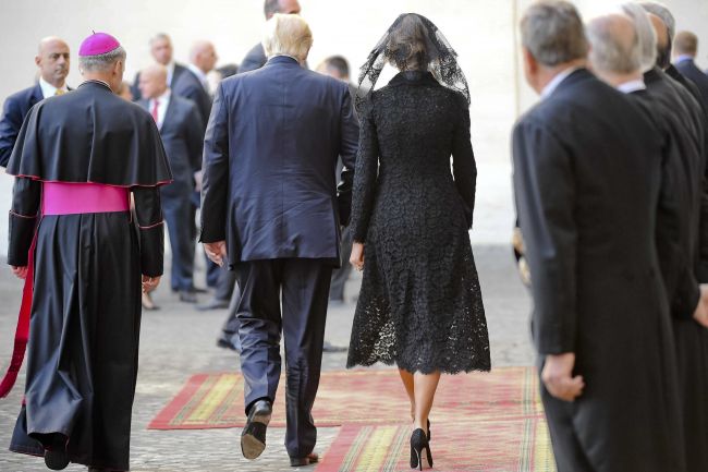 Pápež sa spýtal Melanie, čím Trumpa kŕmi