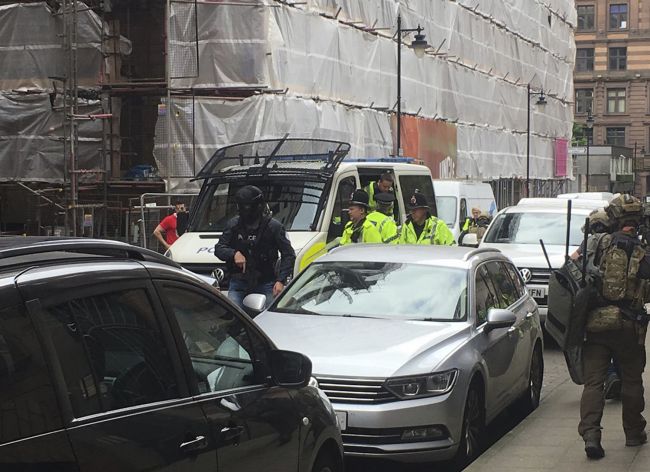 Britská polícia už pozná mená všetkých ľudí usmrtených pri útoku v Manchestri