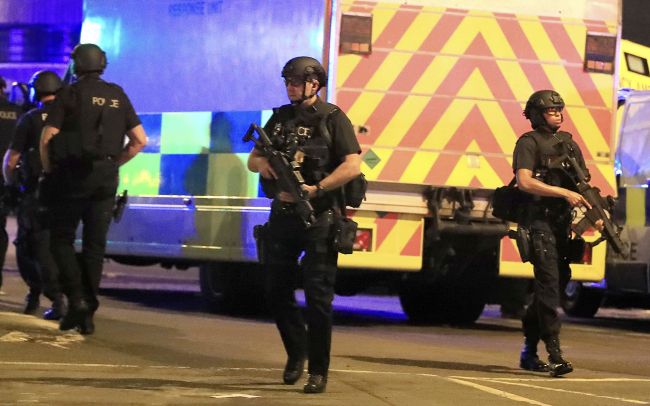 Británia: V súvislosti s útokom v Manchestri zadržali piateho podozrivého