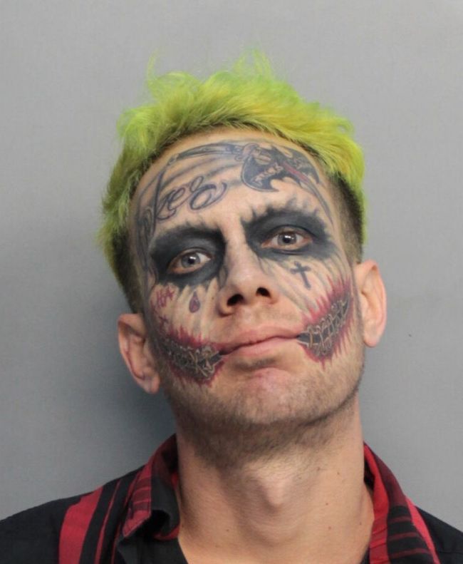 Potetovaný "Joker" ohrozoval so zbraňou cestnú premávku v Miami