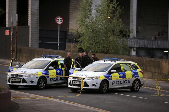 Britská polícia a armáda zasahujú v Trafforde v oblasti Veľkého Manchestra