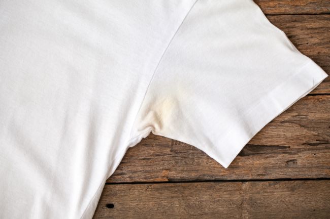 8 spôsobov, ako zosvetliť biele oblečenie bez bielidla