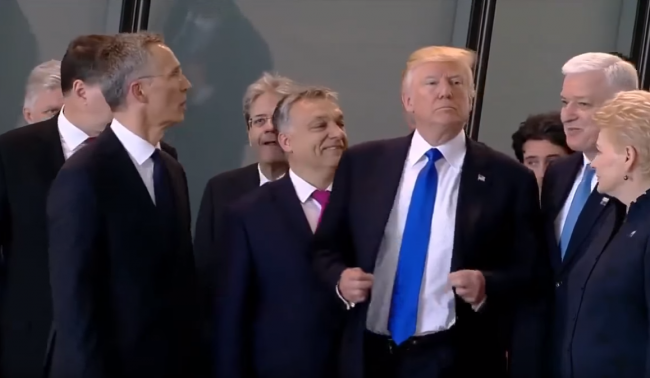 Video: Trump odtlačil lídra Čiernej Hory nabok