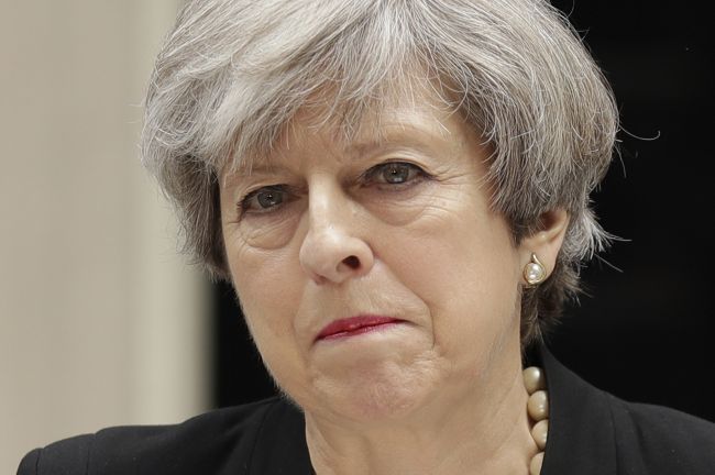 Británia: Náskok vládnucich konzervatívcov klesol po útoku v Manchestri na 5 %