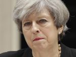 Británia: Náskok vládnucich konzervatívcov klesol po útoku v Manchestri na 5 %