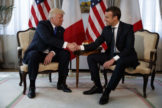 Macron označil podanie si ruky s Trumpom za okamih pravdy