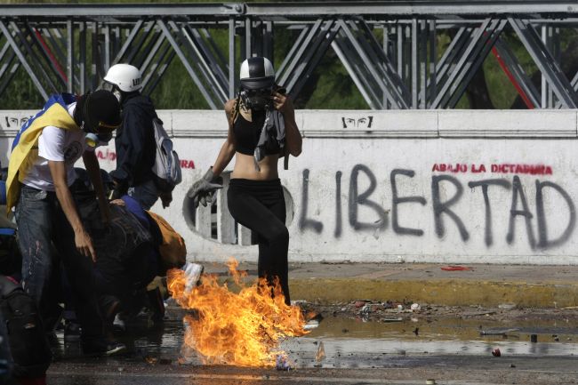 Pri protivládnych protestoch vo Venezuele boli zranení aj dvaja opoziční politici