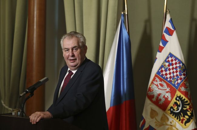 Českému prezidentovi a vláde výrazne klesla dôvera