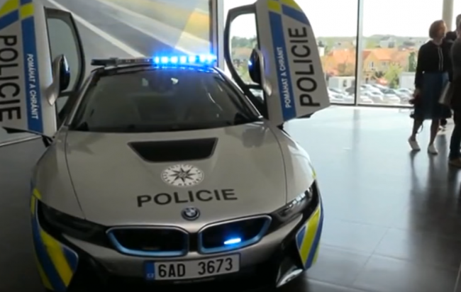 ČR: Polícia havarovala s hybridným BMW a zástupcom šéfa protokolu Hradu