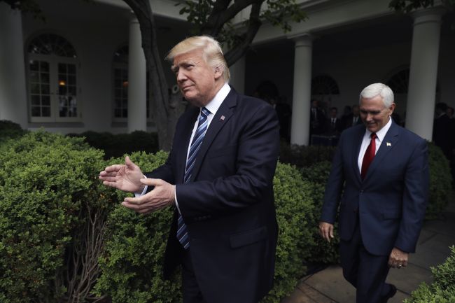 Trump rozdáva svoje telefónne číslo svetovým lídrom - chce, aby mu volali priamo