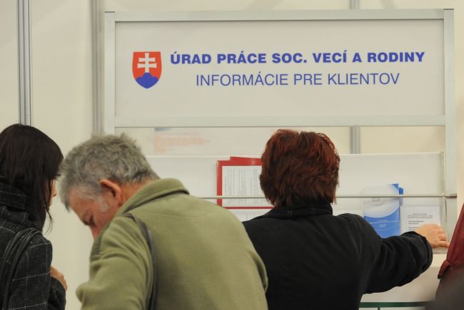Trenčiansky ÚPSVaR zriadil pre klientov prvý sociálny bazár na Slovensku