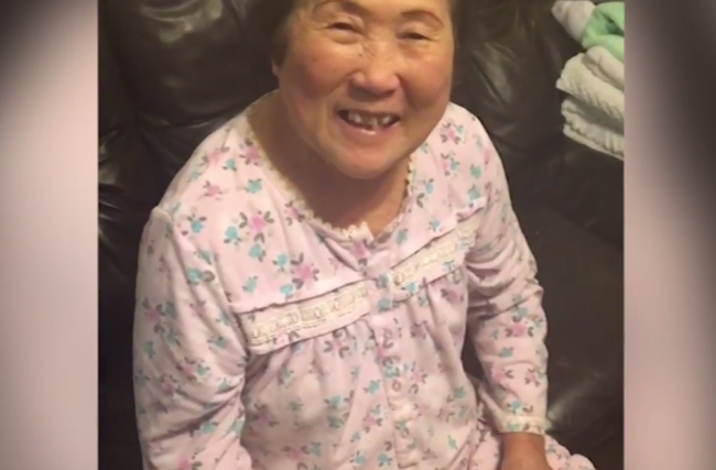 Video: Mama s Alzheimerom každý deň reaguje na krásnu novinu od dcéry