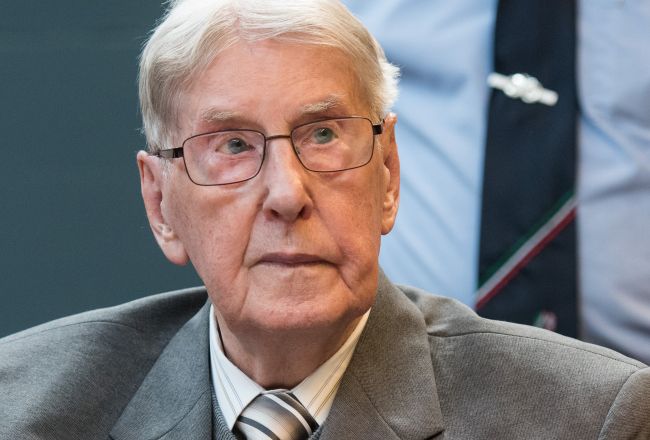 Zomrel bývalý dozorca usvedčený zo zabíjania v tábore Auschwitz