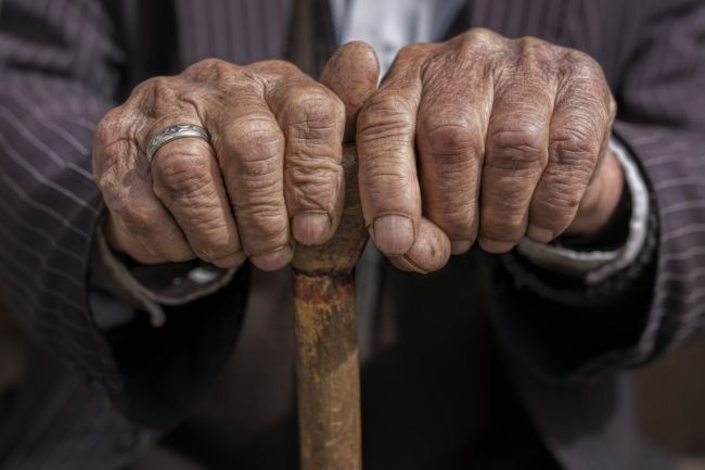 Svetová populácia rýchlo starne, krajiny musia riešiť s tým súvisiace problémy