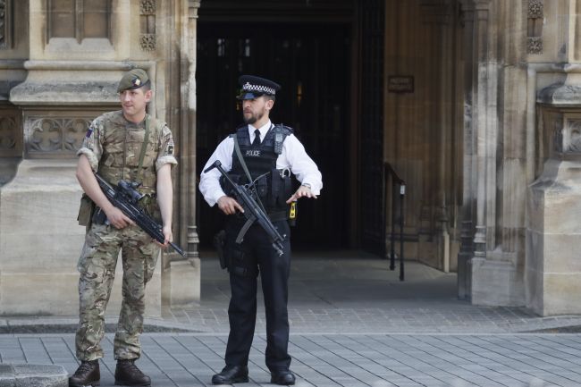Britská armáda končí mimoriadne nasadenie po teroristickom útoku v Manchestri