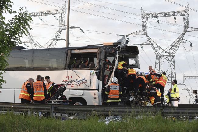 Foto: S kamiónom kolidoval autobus so školákmi z Holandska