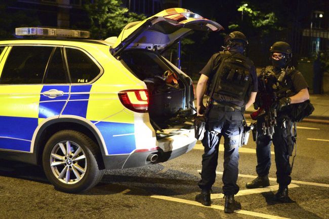 Policajti spacifikovali útočníkov v Londýne 50 výstrelmi a postrelili nevinného