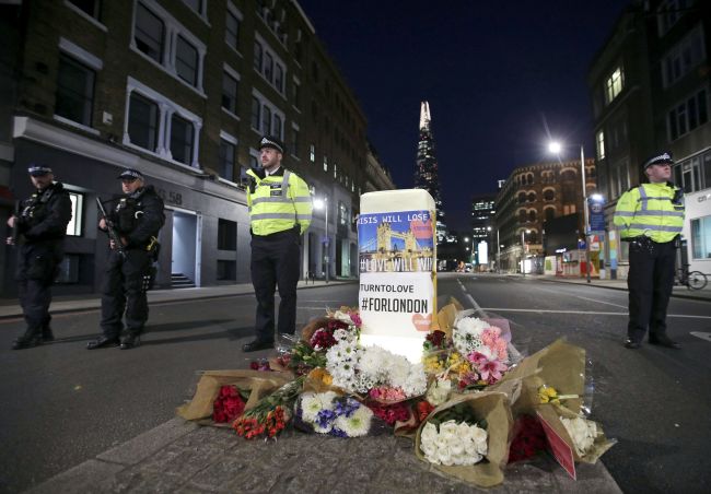 Britská polícia pozná totožnosť útočníkov