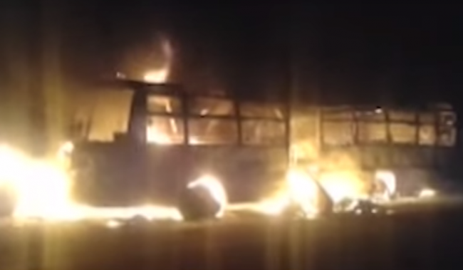 Video: Zrážku autobusu s nákladným autom neprežilo 22 ľudí