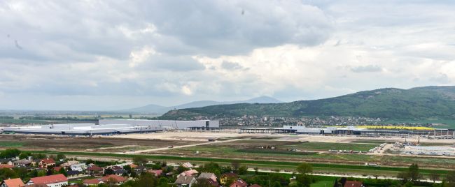 Na stavbu Jaguaru chodí denne 700 kamiónov, kraj sa sťažuje na zničené cesty