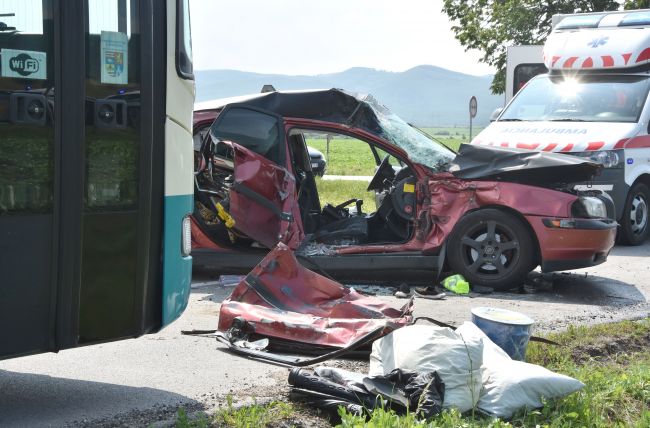 Hasiči zasahovali pri nehode dvoch vozidiel a autobusu