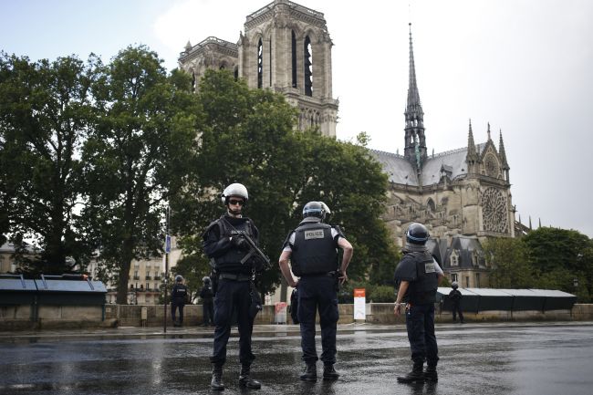 "To je za Sýriu," kričal útočník z Notre-Dame