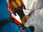 Slovenský horolezec spadol do úzkej trhliny v ľade, museli ho vysekávať