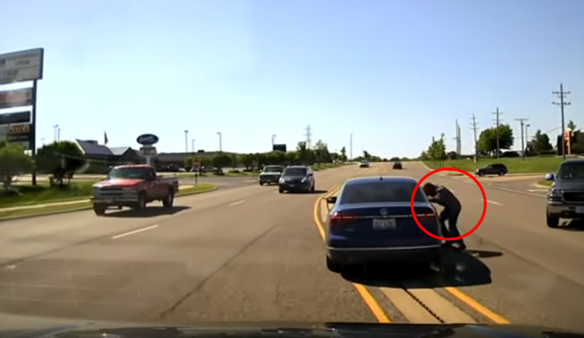 Video: Muž skočil do idúceho auta. O chvíľu prišla na pomoc aj polícia